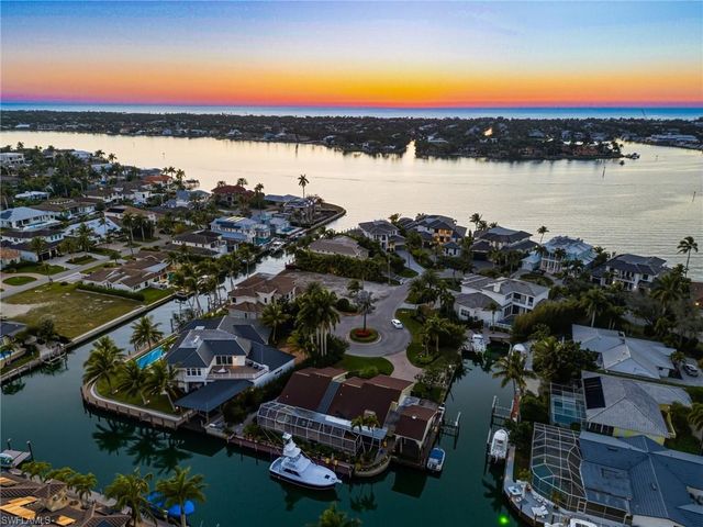 1670 Dolphin CT, Naples, FL 34102