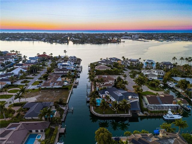 1670 Dolphin CT, Naples, FL 34102