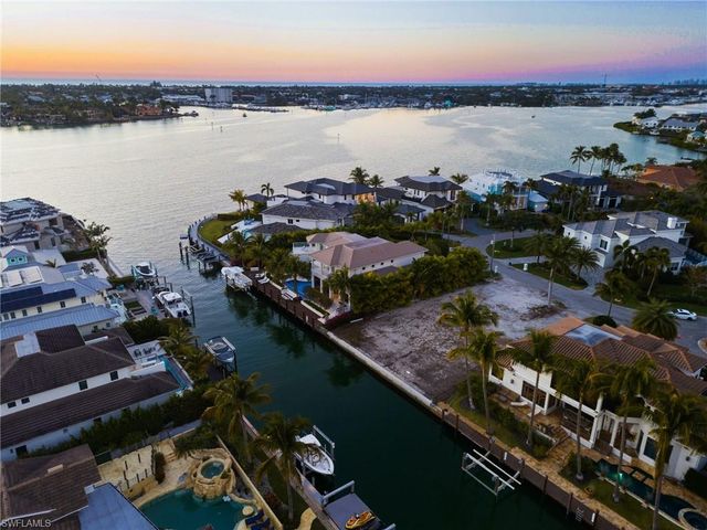 1670 Dolphin CT, Naples, FL 34102