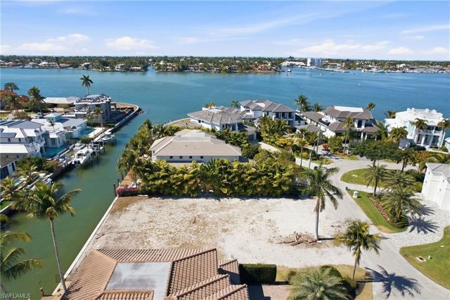 1670 Dolphin CT, Naples, FL 34102