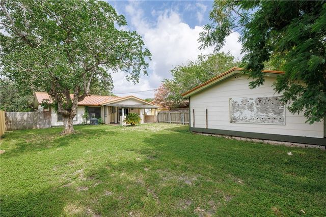 830 Crestview Dr, Corpus Christi, TX 78412