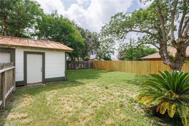 830 Crestview Dr, Corpus Christi, TX 78412