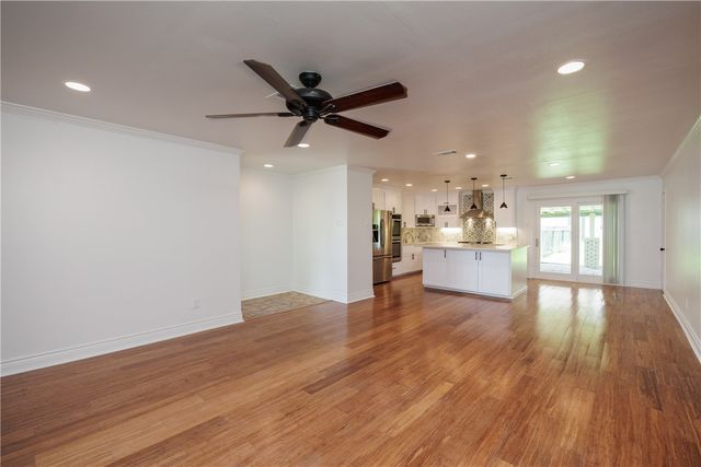 830 Crestview Dr, Corpus Christi, TX 78412