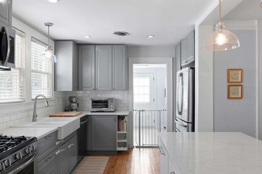 Image 11 of property listing at 237 Gordon Street, Charleston, SC 29403