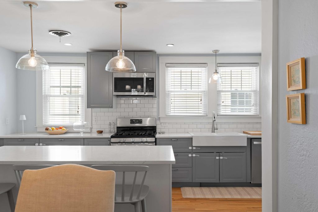 Image 12 of property listing at 237 Gordon Street, Charleston, SC 29403