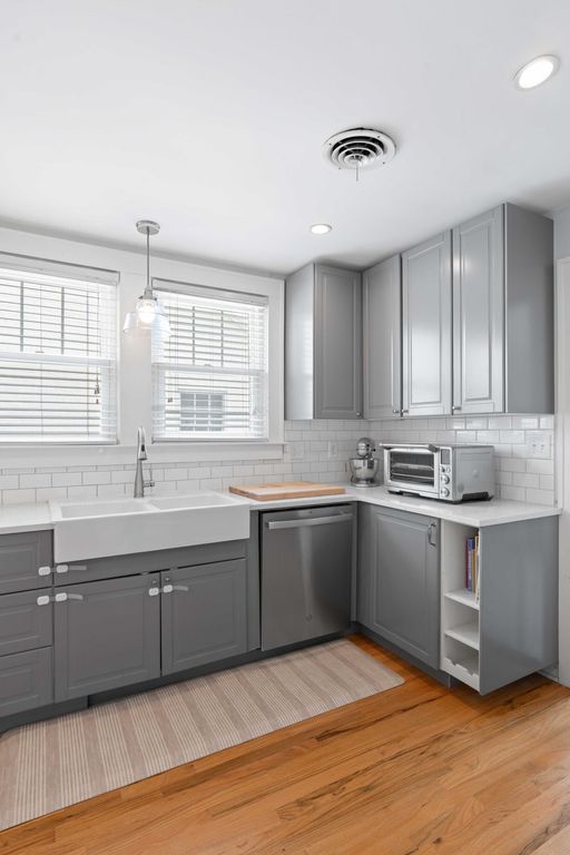 Image 13 of property listing at 237 Gordon Street, Charleston, SC 29403