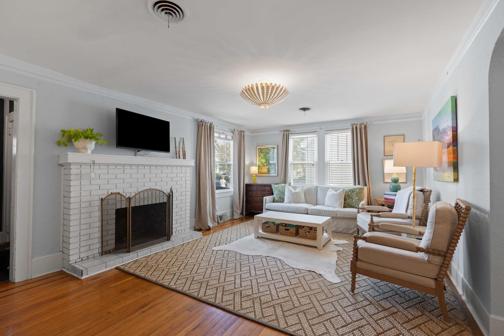 Image 4 of property listing at 237 Gordon Street, Charleston, SC 29403