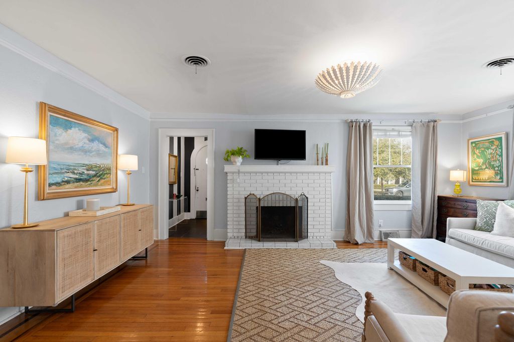 Image 5 of property listing at 237 Gordon Street, Charleston, SC 29403