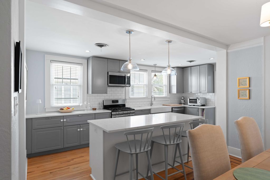 Image 8 of property listing at 237 Gordon Street, Charleston, SC 29403