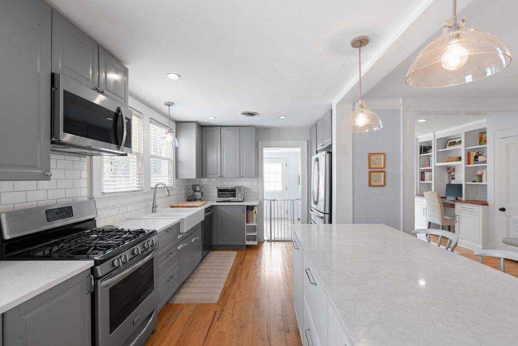 Image 9 of property listing at 237 Gordon Street, Charleston, SC 29403