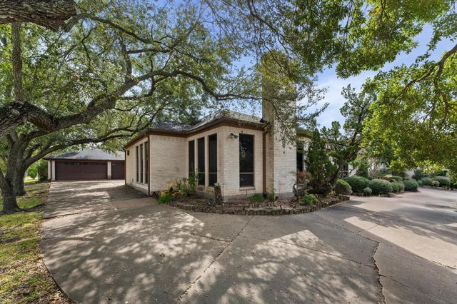 8103 Lake Edge Court, Houston, TX 77071