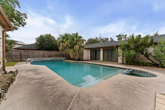 8103 Lake Edge Court, Houston, TX 77071