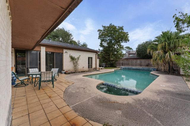 8103 Lake Edge Court, Houston, TX 77071