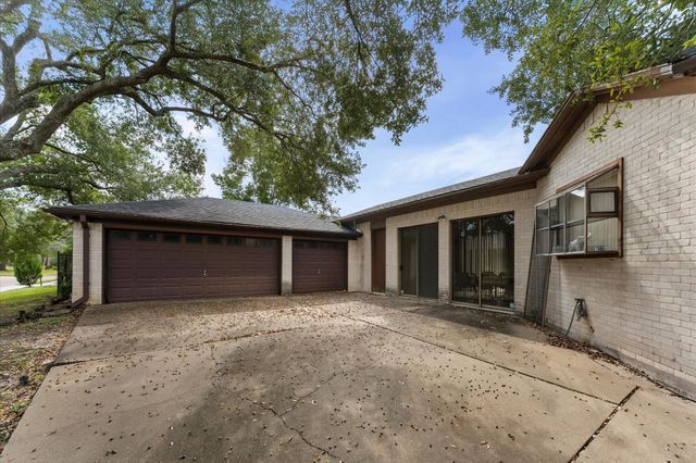 8103 Lake Edge Court, Houston, TX 77071