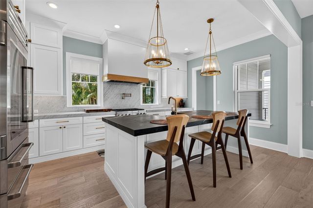 239 39TH AVENUE NE, St Petersburg, FL 33703