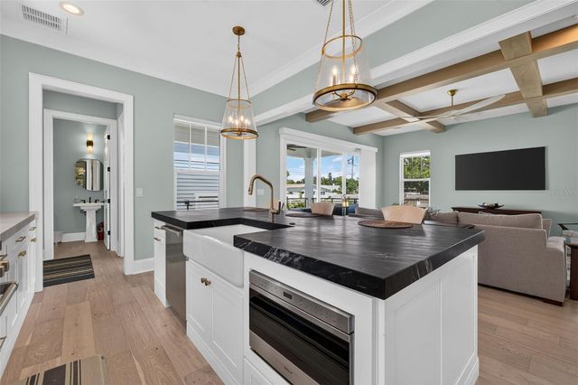 239 39TH AVENUE NE, St Petersburg, FL 33703