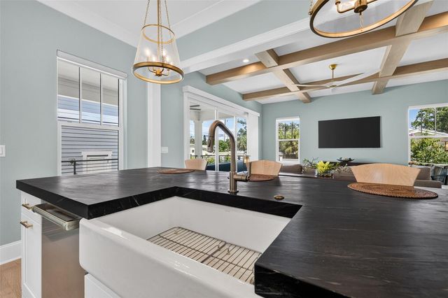 239 39TH AVENUE NE, St Petersburg, FL 33703