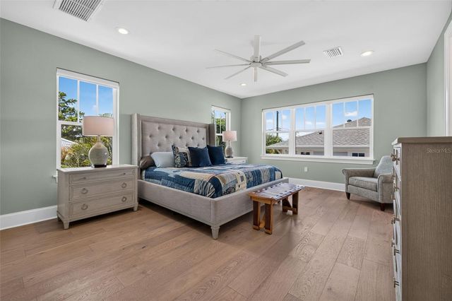 239 39TH AVENUE NE, St Petersburg, FL 33703