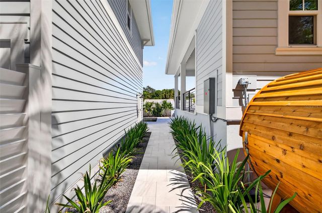 239 39TH AVENUE NE, St Petersburg, FL 33703