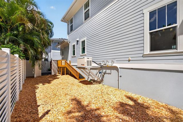 239 39TH AVENUE NE, St Petersburg, FL 33703