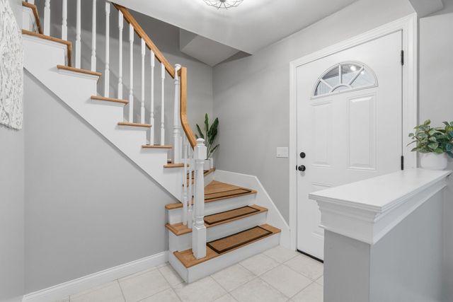 1027 Piccadilly Road, Kalamazoo, MI 49006