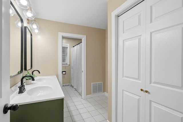 1027 Piccadilly Road, Kalamazoo, MI 49006