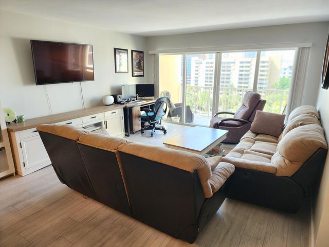 1200 HIBISCUS Avenue 1006, Pompano Beach, FL 33062