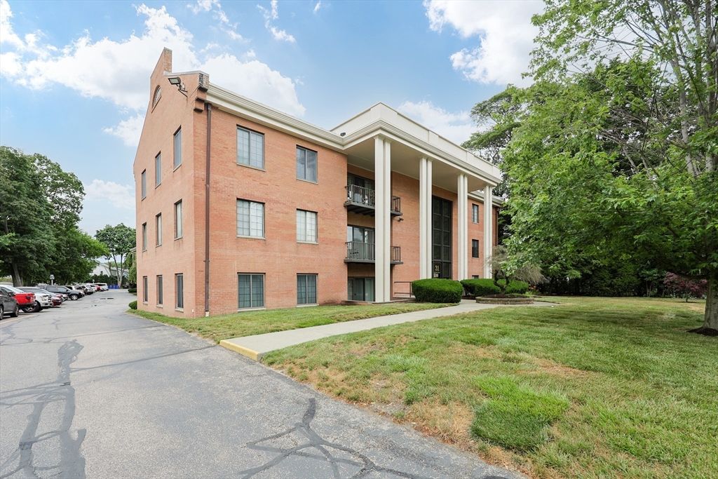 31 Church Green 101, Taunton, MA 02780