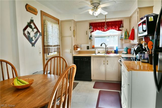 394 Meadowbrook Avenue SE, Warren, OH 44483