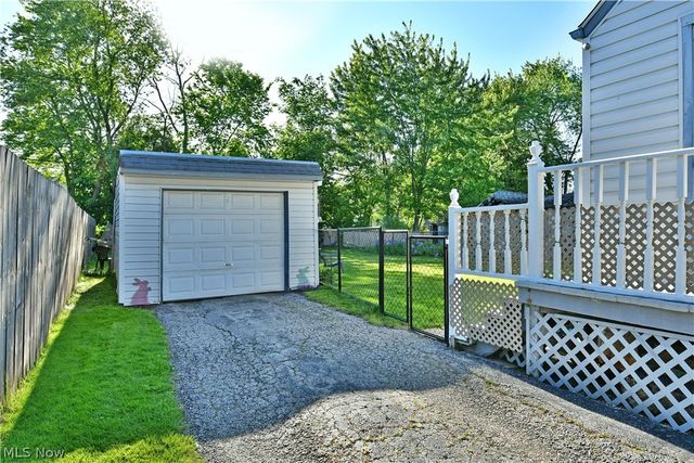 394 Meadowbrook Avenue SE, Warren, OH 44483