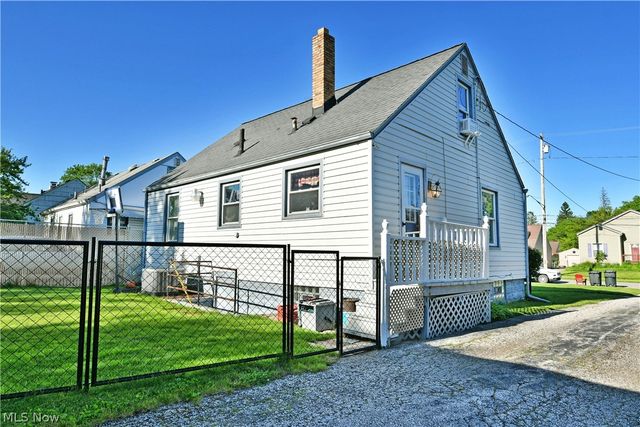 394 Meadowbrook Avenue SE, Warren, OH 44483