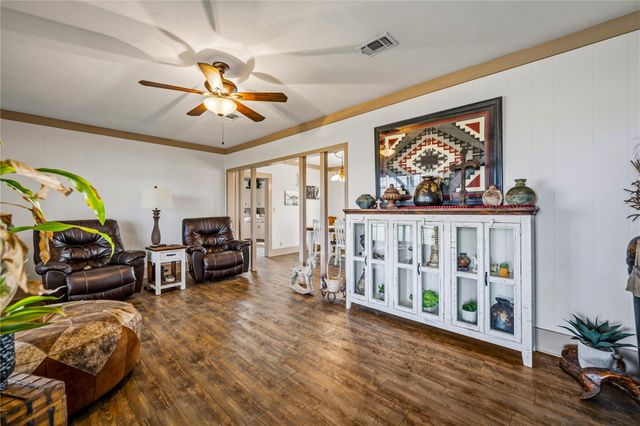 1119 Wolters Road, Schulenburg, TX 78956
