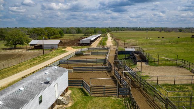 1119 Wolters Road, Schulenburg, TX 78956