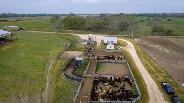 1119 Wolters Road, Schulenburg, TX 78956