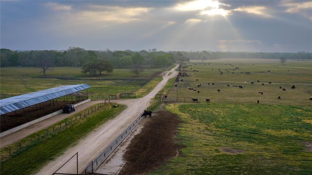 1119 Wolters Road, Schulenburg, TX 78956