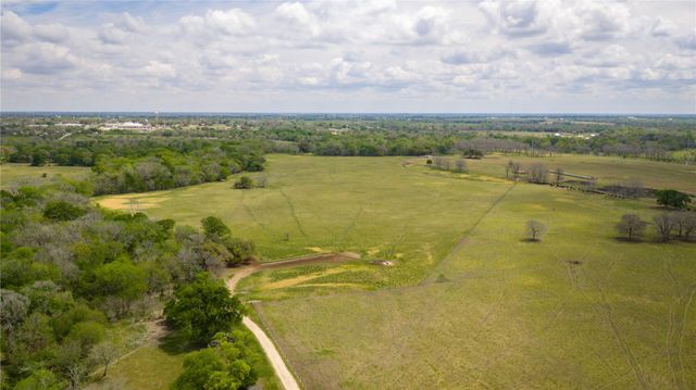 1119 Wolters Road, Schulenburg, TX 78956