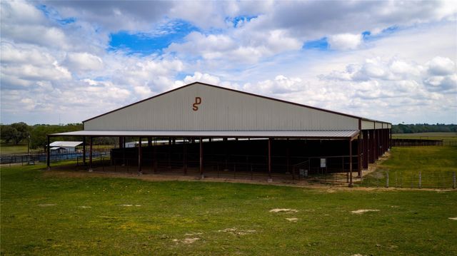 1119 Wolters Road, Schulenburg, TX 78956