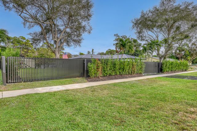 7077 Oakmont Drive, Lake Worth, FL 33467