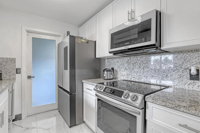 7077 Oakmont Drive, Lake Worth, FL 33467