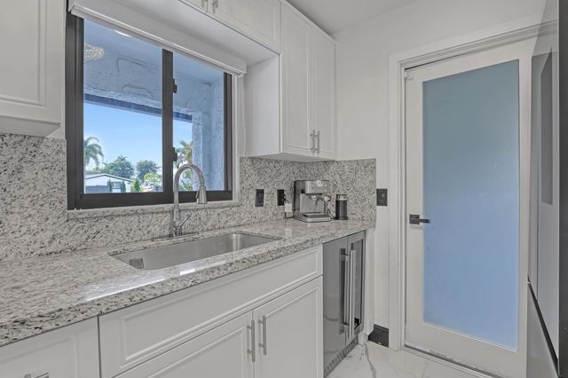 7077 Oakmont Drive, Lake Worth, FL 33467