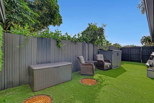 7077 Oakmont Drive, Lake Worth, FL 33467