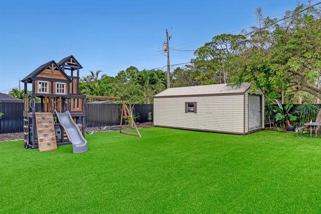 7077 Oakmont Drive, Lake Worth, FL 33467