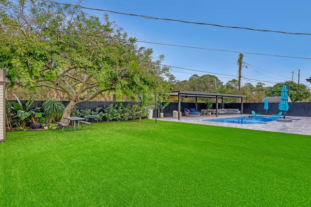 7077 Oakmont Drive, Lake Worth, FL 33467