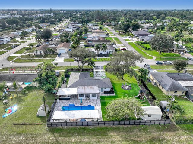 7077 Oakmont Drive, Lake Worth, FL 33467