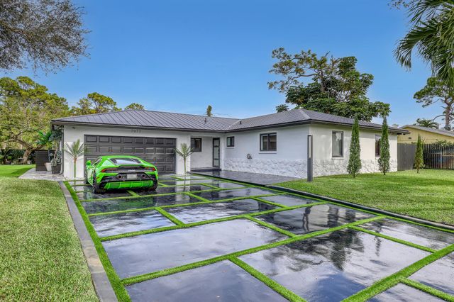 7077 Oakmont Drive, Lake Worth, FL 33467