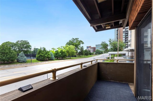 250 S Brentwood Boulevard 1J, Clayton, MO 63105