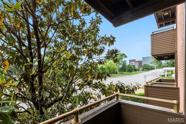 250 S Brentwood Boulevard 1J, Clayton, MO 63105