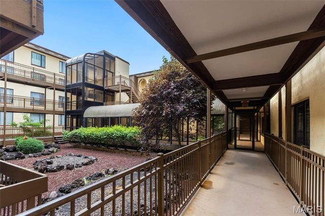 250 S Brentwood Boulevard 1J, Clayton, MO 63105