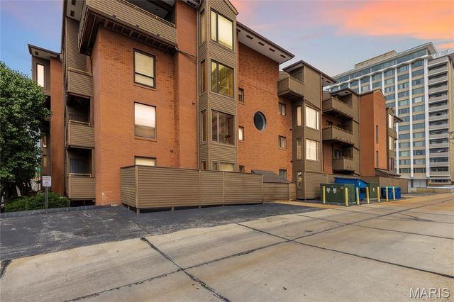 250 S Brentwood Boulevard 1J, Clayton, MO 63105