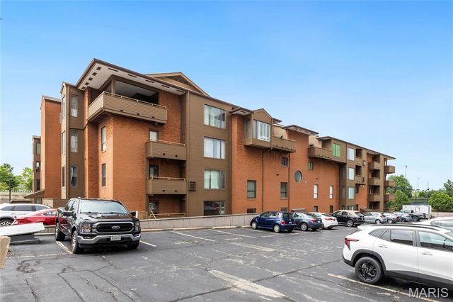 250 S Brentwood Boulevard 1J, Clayton, MO 63105